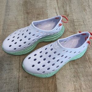 Kane  athletic recovery shoe women’s 6 men’s 4 white